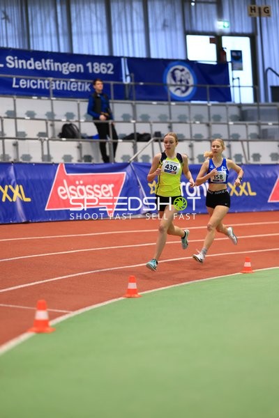 Athletinnen laufen im Glaspalast