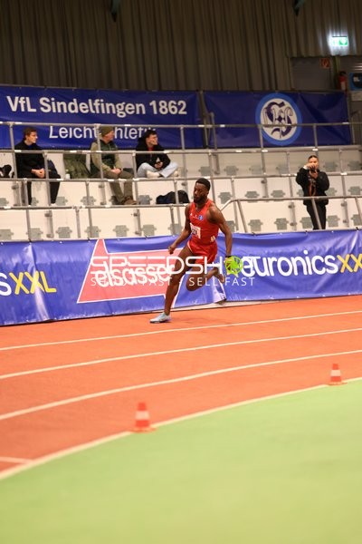 Athlet sprintet im Glaspalast