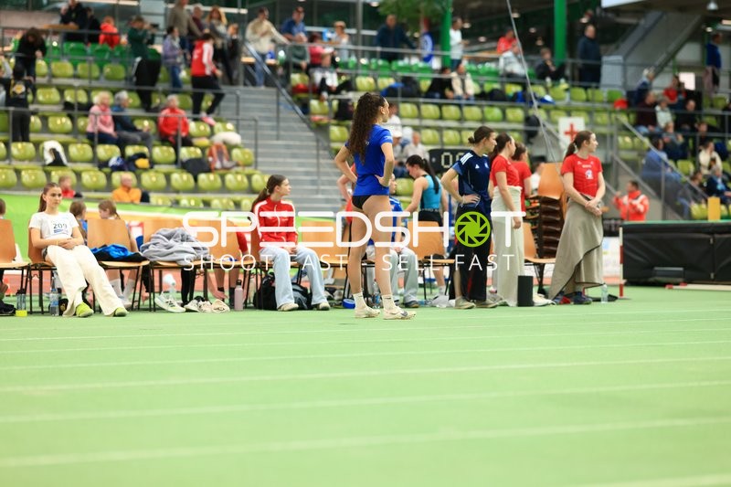 Athletinnen warten im Glaspalast