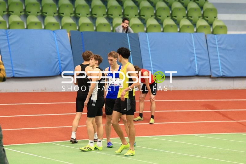 Athleten warten im Glaspalast