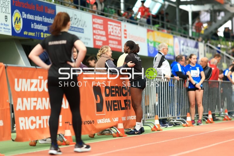 Athletinnen im Gespräch im Glaspalast