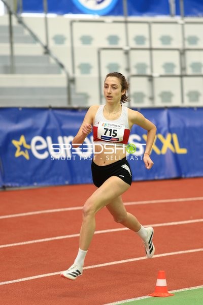 Athletin mit Startnummer 715 in Aktion