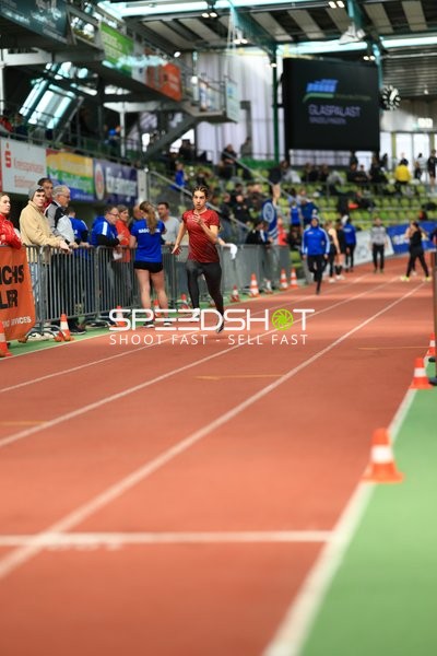 Athlet läuft im Glaspalast