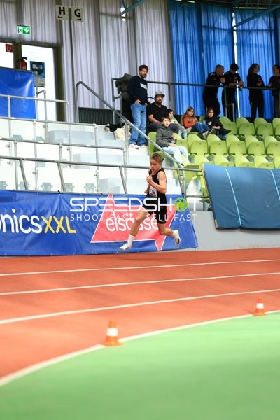 Weitsprung im Glaspalast