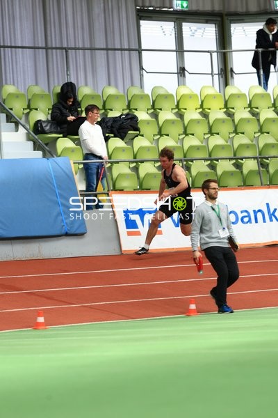 Weitsprung im Glaspalast