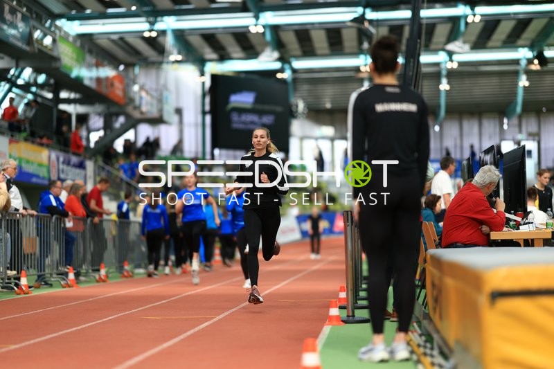 Athletin läuft im Glaspalast