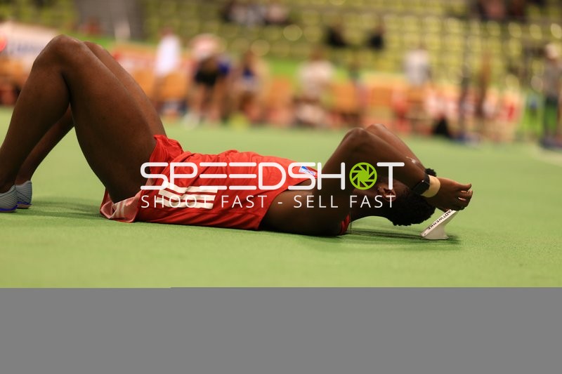 Athlet erschöpft im Glaspalast