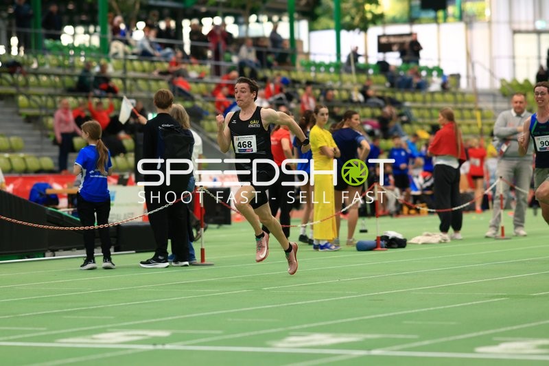 Athlet mit Startnummer 468 sprintet