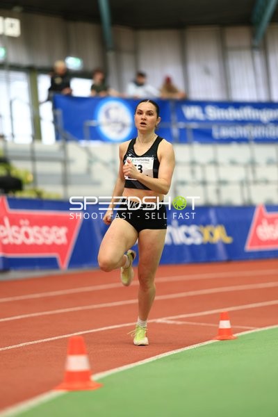 Athletin läuft im Glaspalast