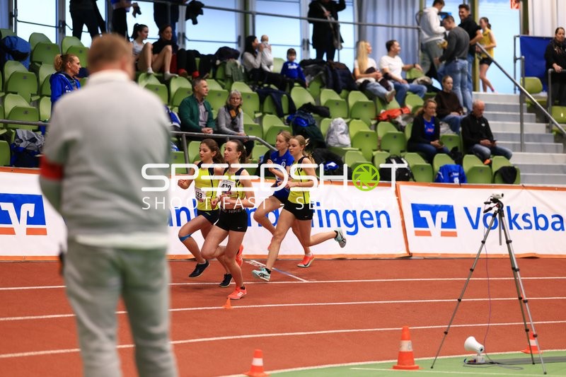 Drei Läuferinnen in gelben Trikots