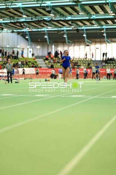 Athletin läuft im Glaspalast