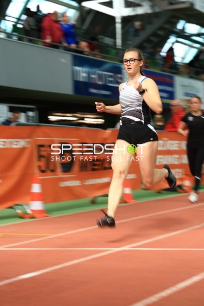 Athletin läuft im Glaspalast