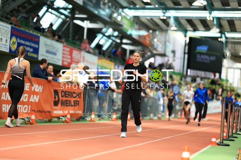 Athletin läuft im Glaspalast