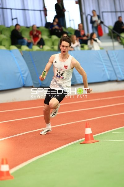 Staffelläufer mit Startnummer 356 in Aktion