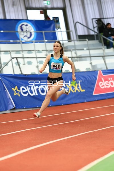 Athletin mit Startnummer 446 im Glaspalast