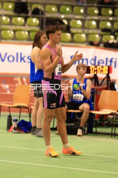 Athlet mit Startnummer 48 im Glaspalast