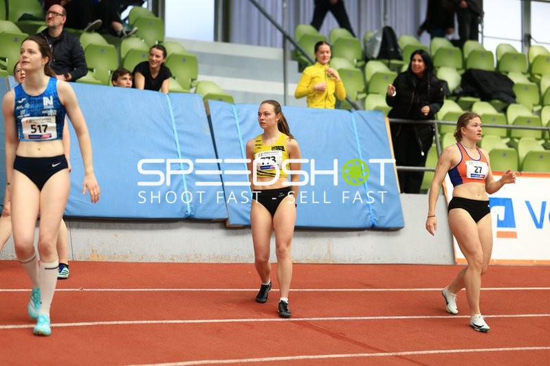 Athletinnen mit Startnummern im Glaspalast