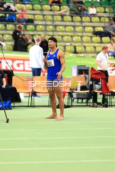 Athlet mit Startnummer 122 im Interview