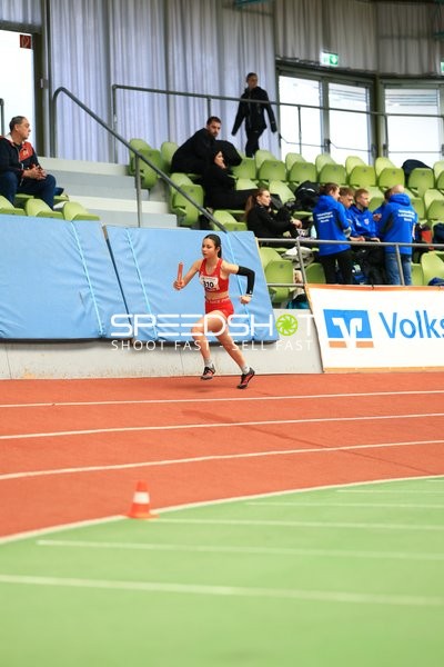 Athletin mit Staffelstab im Glaspalast