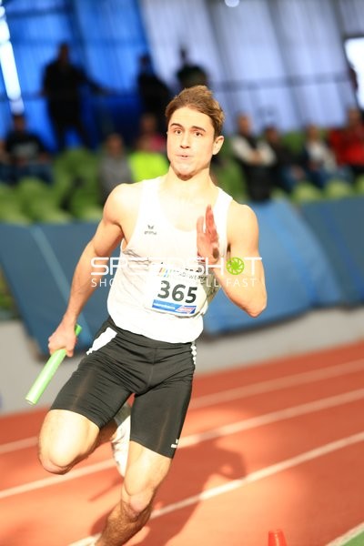 Staffelläufer mit Startnummer 365 in Aktion