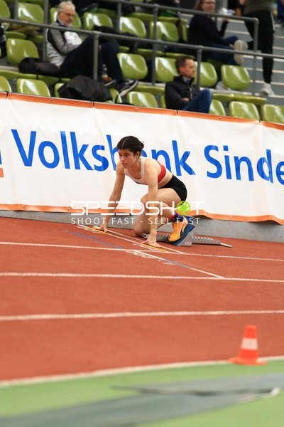 Athletin in Startposition im Glaspalast