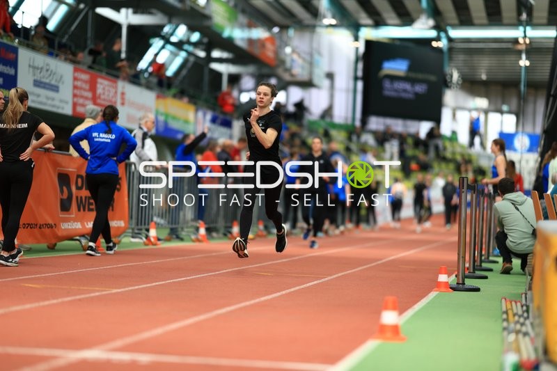 Athlet sprintet im Glaspalast