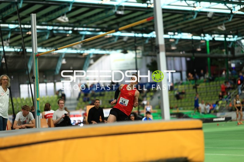 Athlet mit Nummer 54 beim Hochsprung