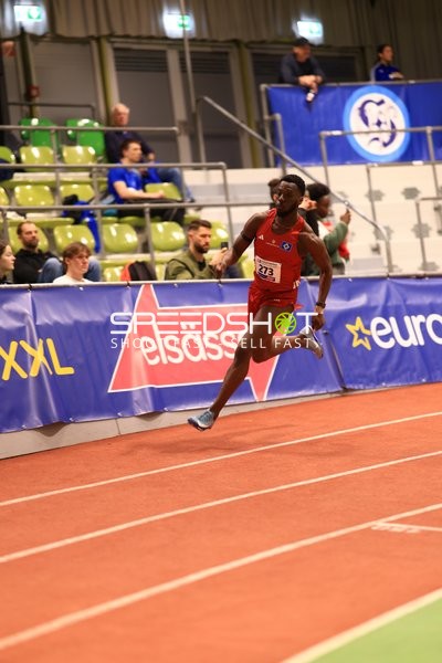 Athlet sprintet im Glaspalast