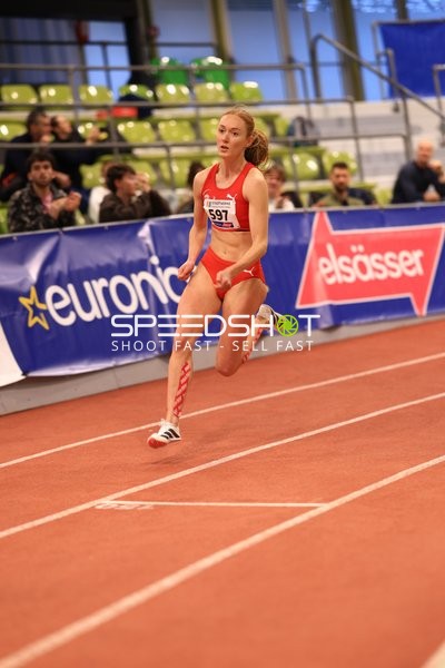 Athletin mit Nummer 597 im Weitsprung