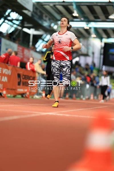 Athletin läuft im Glaspalast
