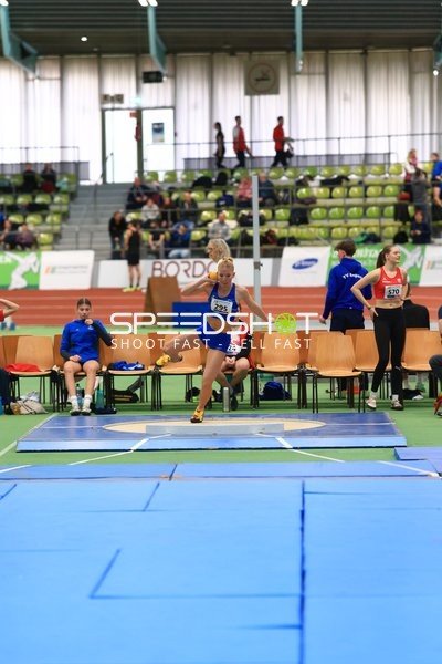 Startnummer 295 beim Kugelstoßen