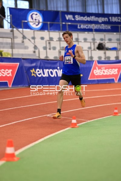 Athlet mit Startnummer 646 läuft