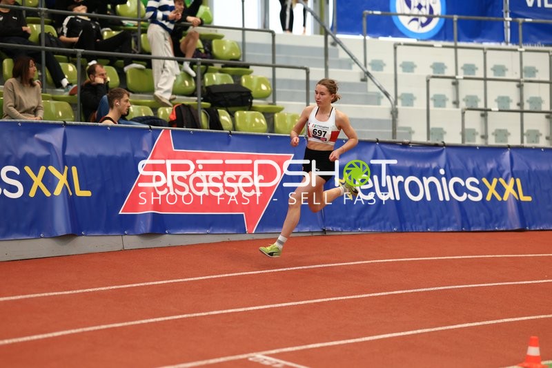 Athletin mit Startnummer 697 in Aktion