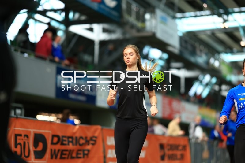 Athletin läuft im Glaspalast