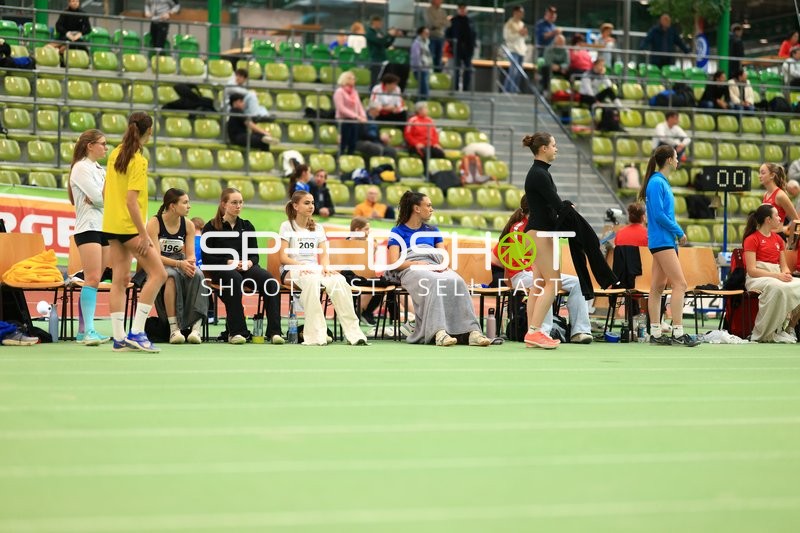 Athletinnen warten im Glaspalast