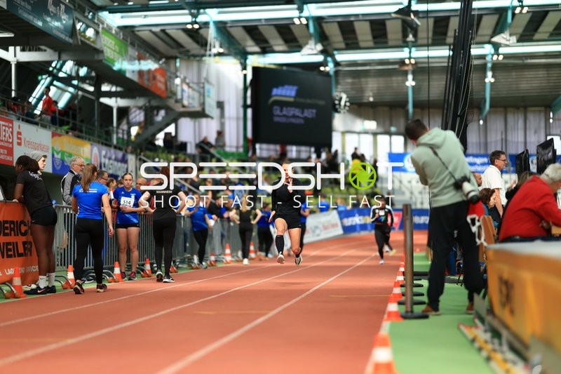 Weitsprung im Glaspalast