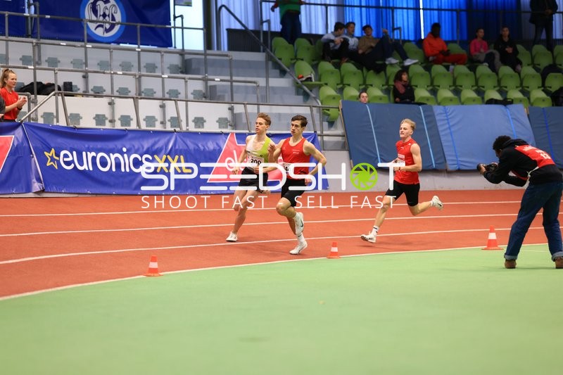 Läufer mit Startnummern 200, 244 und 216