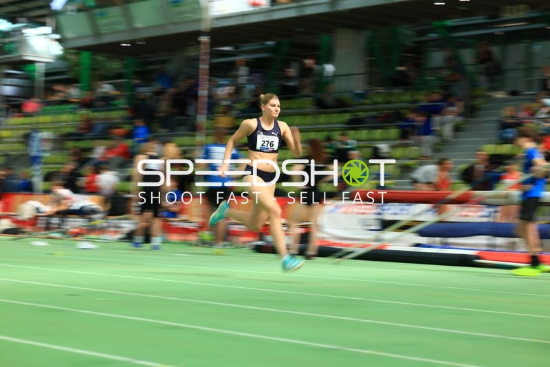 Athletin mit Startnummer 276 sprintet