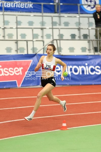 Athletin mit Startnummer 715 in Aktion