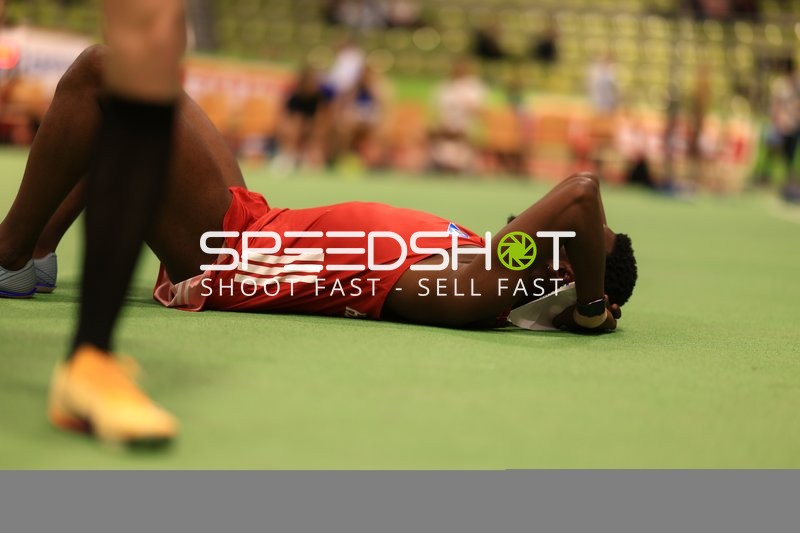 Athlet erschöpft im Glaspalast