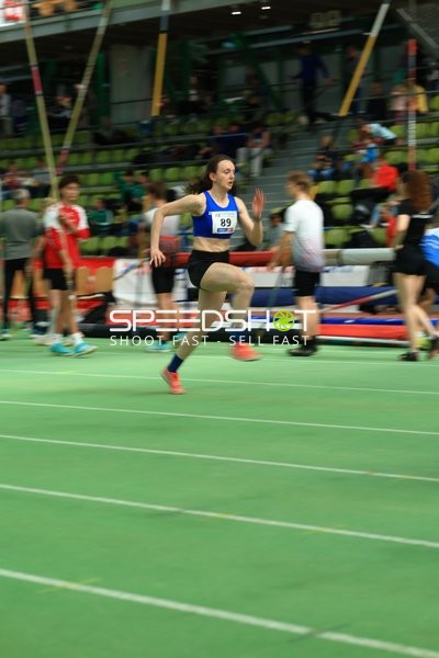 Athletin mit Startnummer 89 in Aktion