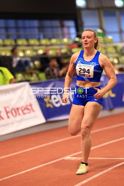 Athletin mit Startnummer 294 in Aktion