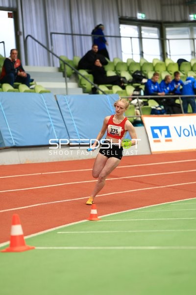 Athletin mit Staffelstab im Glaspalast