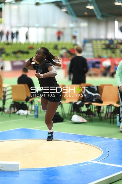 Athletin beim Kugelstoßen