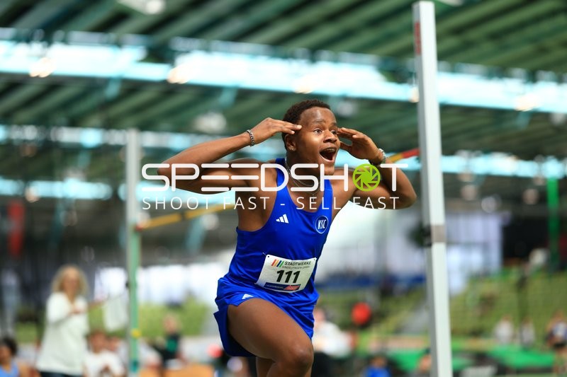 Startnummer 111 jubelt im Glaspalast