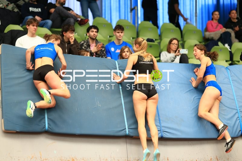 Athletinnen klettern im Glaspalast