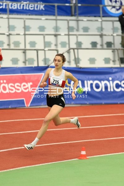 Athletin mit Nummer 715 in Aktion