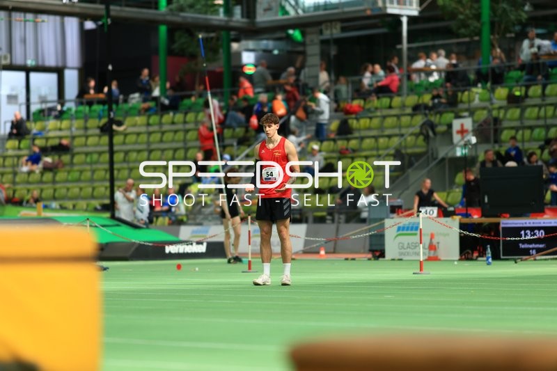 Athlet mit Startnummer 54 im Glaspalast