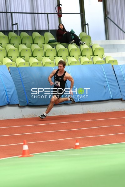 Athlet mit Nummer 81 beim Hochsprung