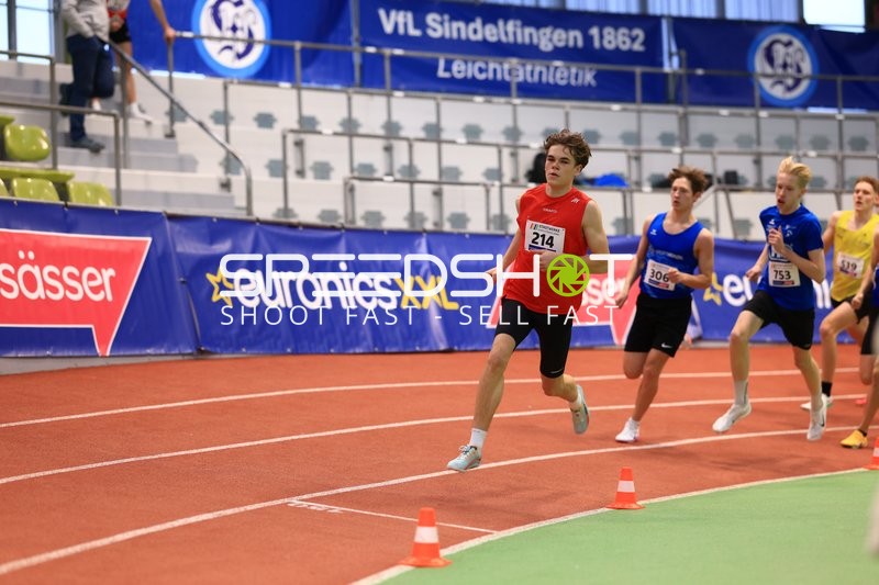 Läufer mit Startnummer 214 in Führung